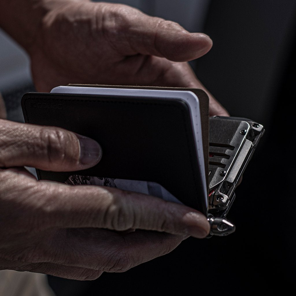 A10 アダプト チタニウム バイフォルド ペンウォレット