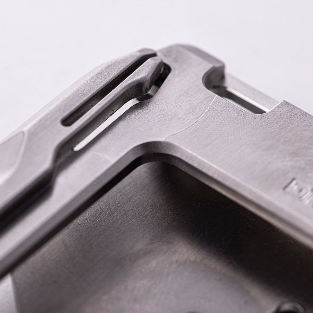 A10 アダプト チタニウム バイフォルド ウォレット