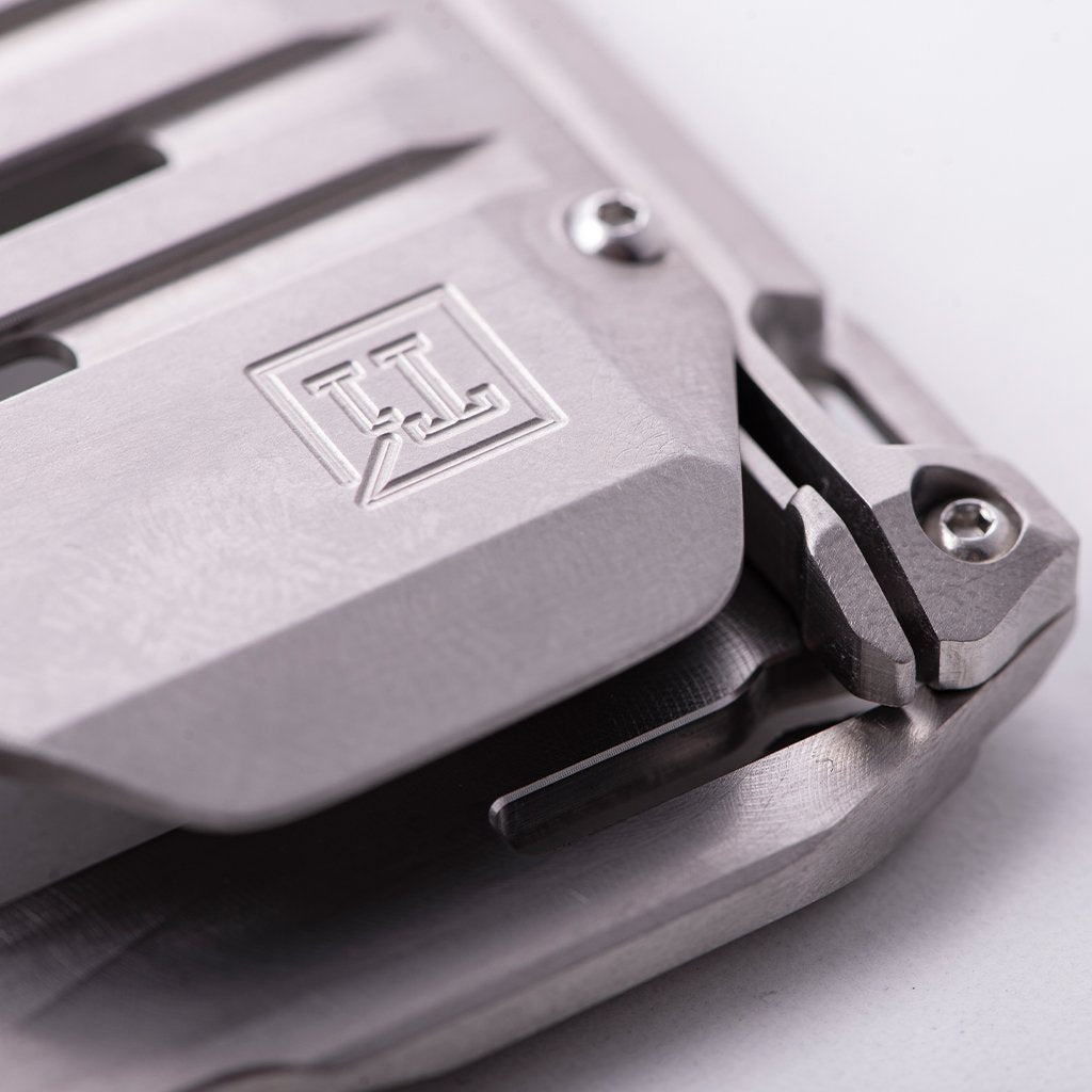 A10 アダプト チタニウム バイフォルド ペンウォレット