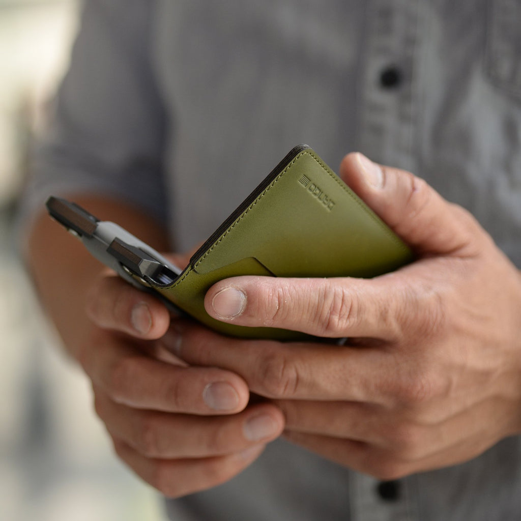 D01ダッパーバイフォルドウォレット