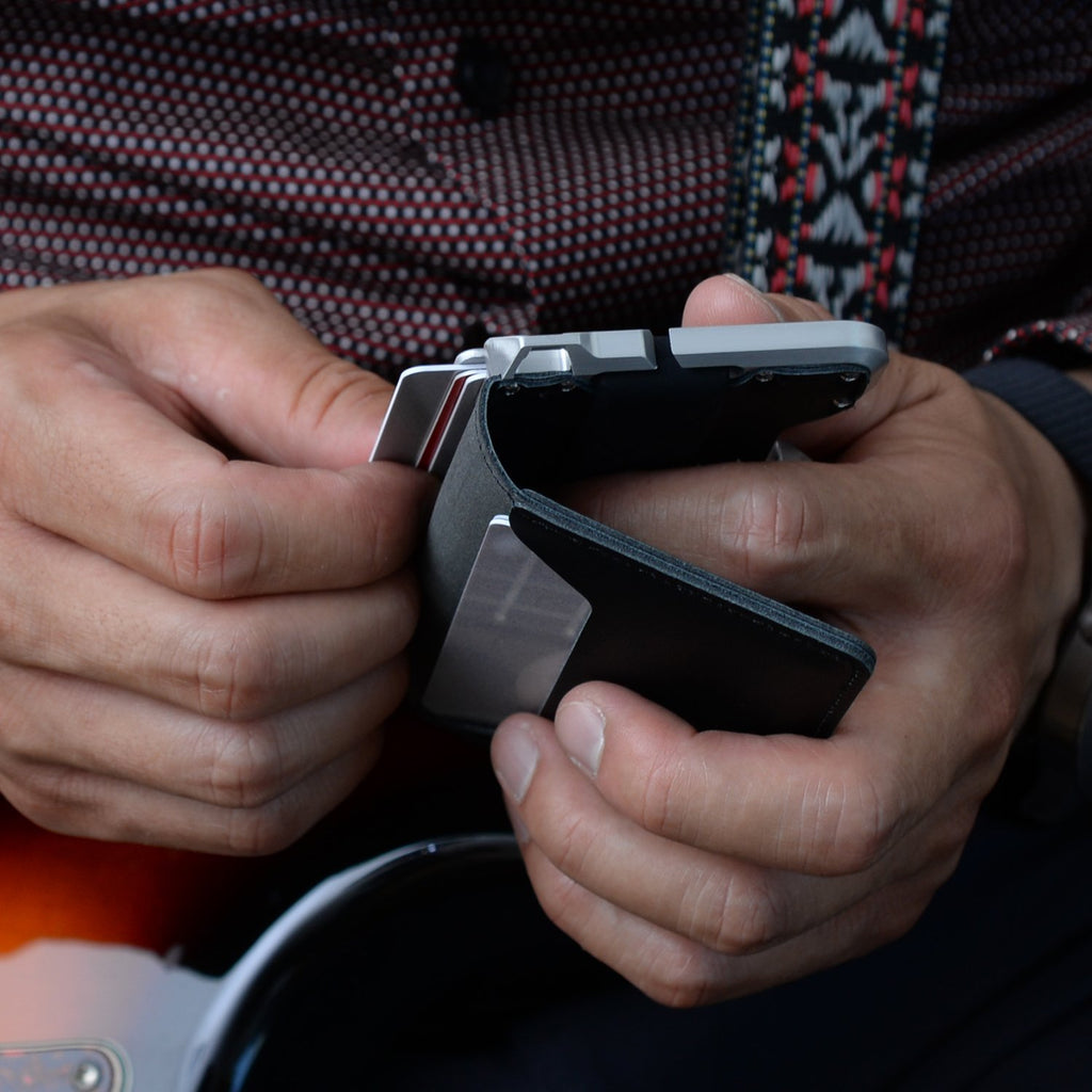 D01ダッパーバイフォルドウォレット